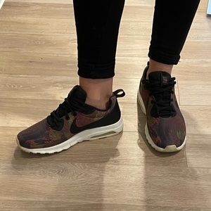 Nike Air Max Motion Floral Sneakers